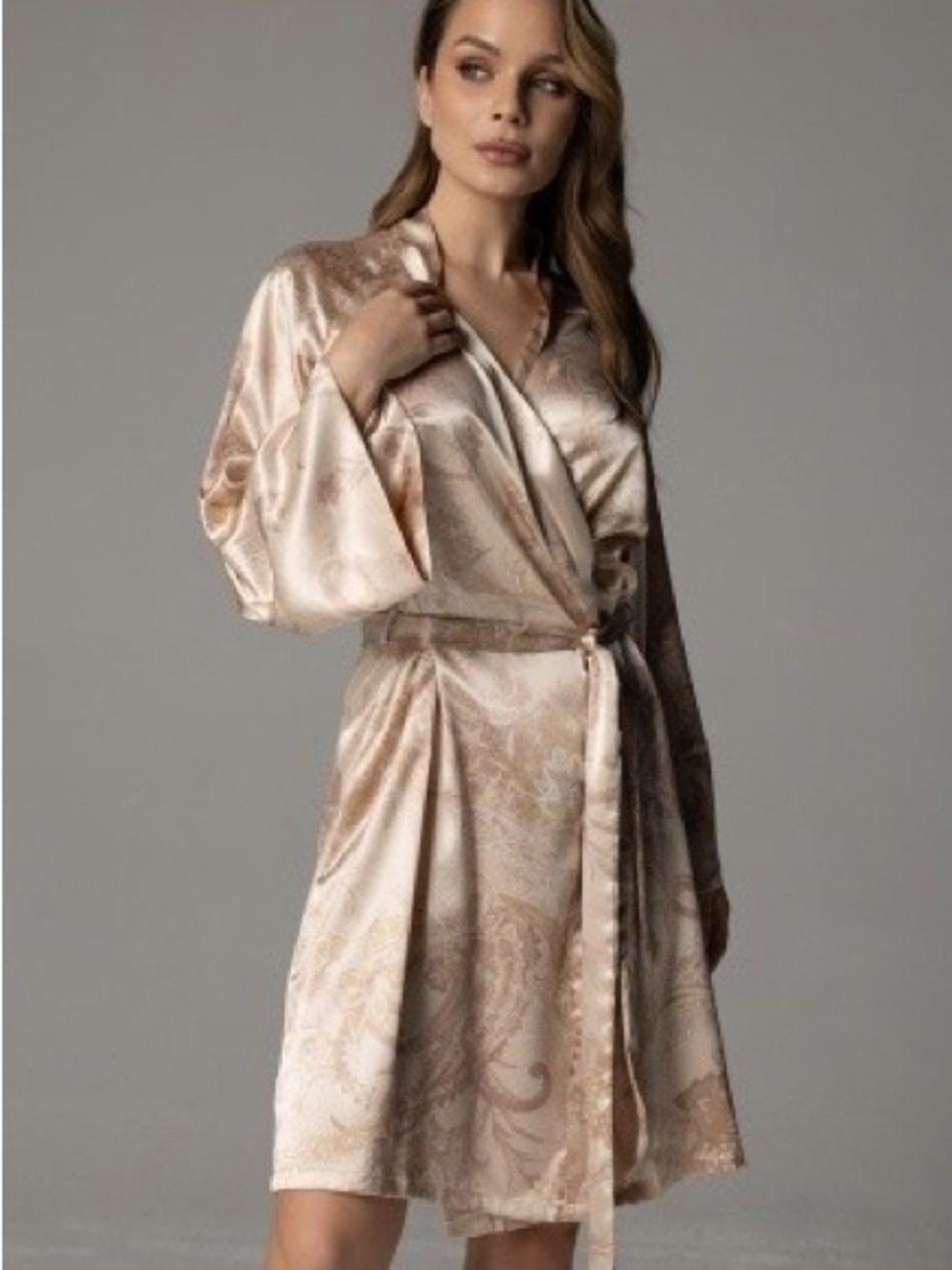 Jones New York champagne/blush paisley satin kimono lounge set